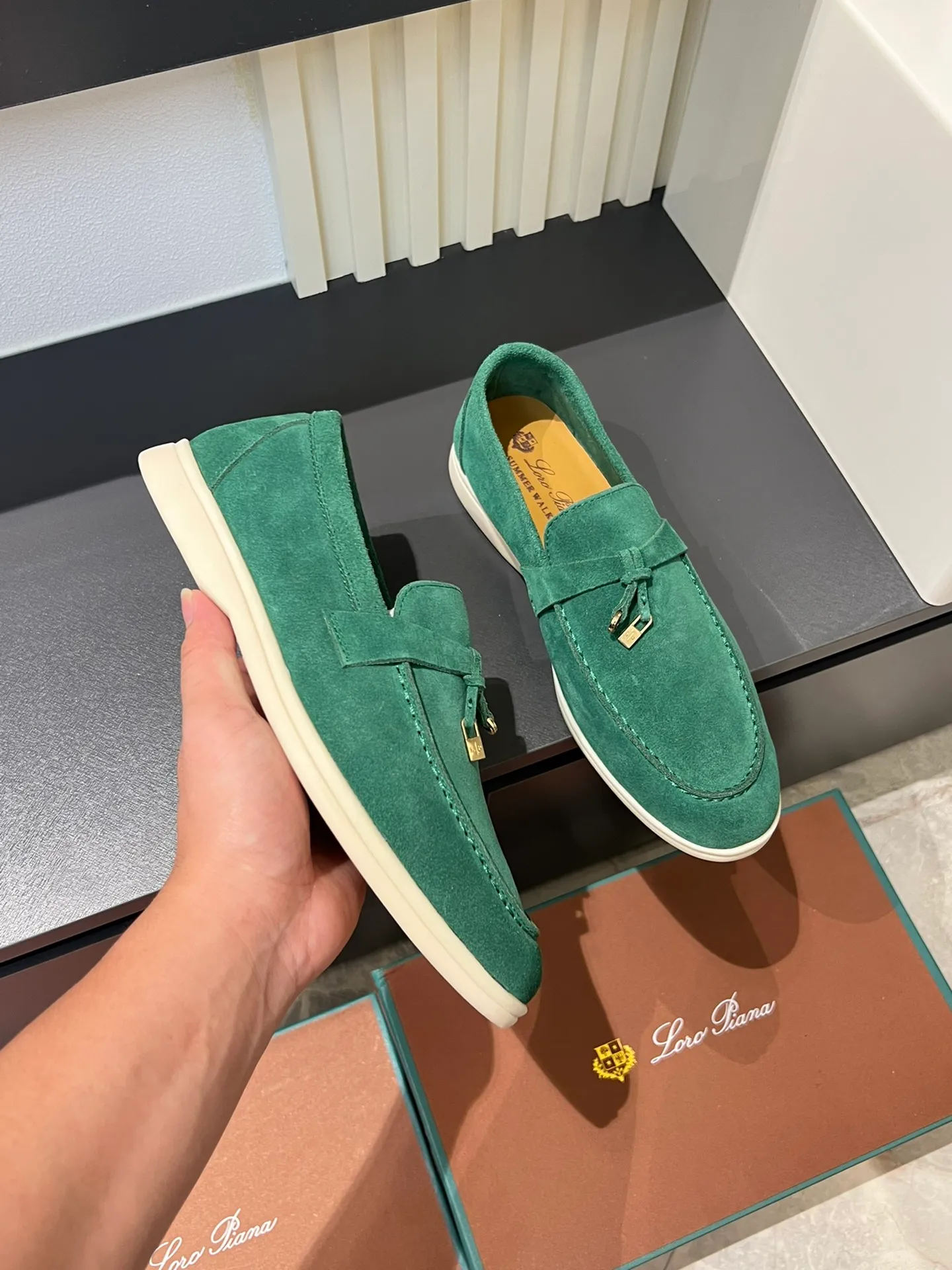 Men's shoes 💰p360 "Loro men's shoes 💰pian'*" Classic L men's shoes for couples 💰p Top version British flat loafers, a must-have item in old money style, the minimalist design is eye-catching and durable, a plus point for dressing The soft foot feel and texture are outstanding. They don’t scratch your feet and are very nice. They are matched with soft and waxy soles. They can be worn daily for a long time without getting tired. They are easy to wear, versatile and classic items, with perfect foot feel and texture! Imported cashmere fabric, the lining is made of imported A-grade water-dyed cow lining, the top version of the genuine leather midsole is sewn with pure handmade mark thread! Size: Female 35-40 (34. Customized) Male 38-44 (45.46. Customized)